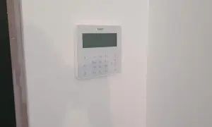 Panel alarmowy Satel z klawiaturą i wyświetlaczem, gotowy do współpracy z czujnikami magnetycznymi.