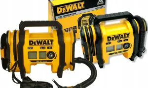 Dwa żółto-czarne kompresory akumulatorowe DeWalt 18V XR Li-Ion z cyfrowymi wyświetlaczami i akcesoriami.