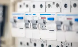 Szereg bezpieczników automatycznych, jeden z nich to 16A. Zastanawiasz się, ile gniazdek na bezpieczniku 16A można podłączyć?