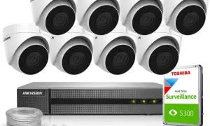 Zestaw monitoringu Hikvision z kamerami i rejestratorem NVR. Dysk Toshiba Surveillance S300 zapewnia miejsce na nagrania. Dostęp zdalny przez Hik-Connect.