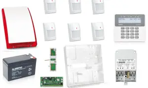 Zestaw alarmowy Satel: czujki ruchu, centrala, sygnalizator, akumulator i transformator.
