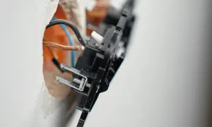 Instalacja elektryczna z widocznymi przewodami. Ważna jest obciążalność przewodów 1mm2 dla bezpieczeństwa.