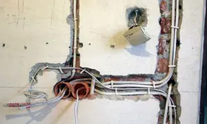 Widoczne przygotowania do montażu instalacji elektrycznej. Widać kilka puszek instalacyjnych, co sugeruje, że będzie sporo gniazd na jednym obwodzie.