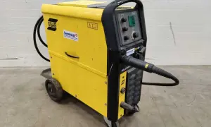 Żółta spawarka **ESAB C340 Pro** na kółkach, z panelem sterowania i uchwytem spawalniczym.
