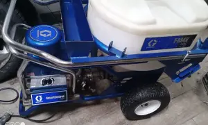 Profesjonalny agregat tynkarski Graco T-Max 506 z systemem SmartControl, gotowy do pracy.