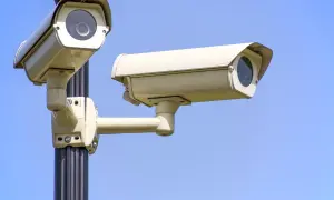 Dwie kamery monitoringu na słupie. Zastanawiasz się, jaki internet do monitoringu będzie najlepszy?