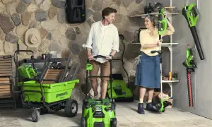 Para, która planuje prace w ogrodzie, prezentuje sprzęt Greenworks. To firma oferująca narzędzia akumulatorowe.