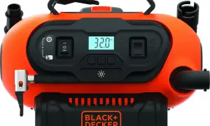 Pomarańczowy kompresor Black+Decker z cyfrowym wyświetlaczem pokazującym 32.0 PSI, gotowy do pompowania opon.