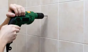 Precyzyjne wiercenie w płytkach ceramicznych za pomocą wiertarki.