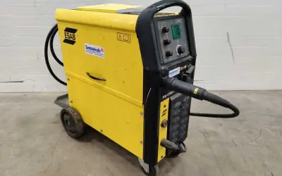 Żółta spawarka **ESAB C340 Pro** na kółkach, z panelem sterowania i uchwytem spawalniczym.