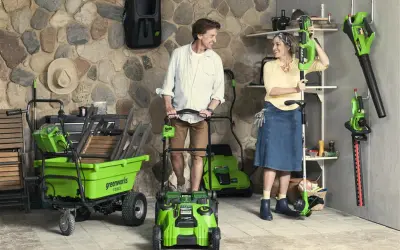 Para, która planuje prace w ogrodzie, prezentuje sprzęt Greenworks. To firma oferująca narzędzia akumulatorowe.