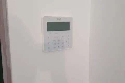 Panel alarmowy Satel z klawiaturą i wyświetlaczem, gotowy do współpracy z czujnikami magnetycznymi.