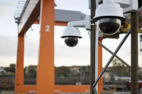 Kamery PTZ na placu budowy. Detekcja PTZ co to znaczy? To inteligentne śledzenie ruchu i obiektów.