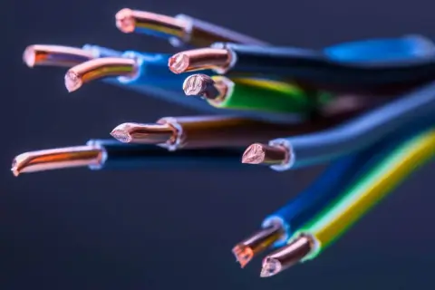 Zakończone przewody elektryczne, w tym zielono-żółty przewód ochronny symbol.