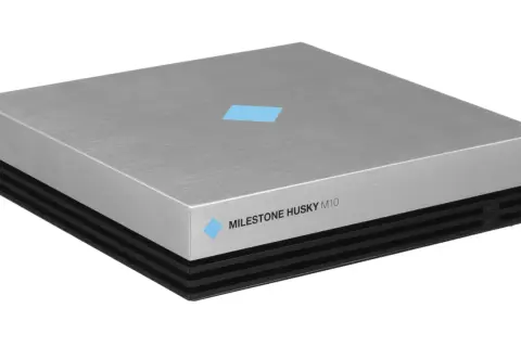 Srebrny rejestrator monitoringowy Milestone Husky M10 z niebieskim logo.
