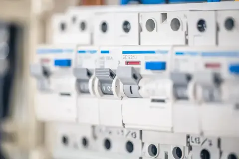 Szereg bezpieczników automatycznych, jeden z nich to 16A. Zastanawiasz się, ile gniazdek na bezpieczniku 16A można podłączyć?