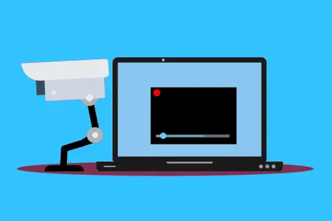 Kamera monitoringu obok laptopa z odtwarzaczem wideo. Dowiedz się, jak wyciągnąć strumień RTSP z kamery.