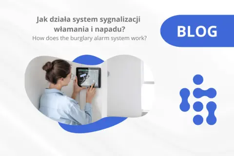 Kobieta obsługuje tablet z panelem sterowania system sygnalizacji włamania i napadu. Dowiedz się, jak działa bezpieczeństwo.