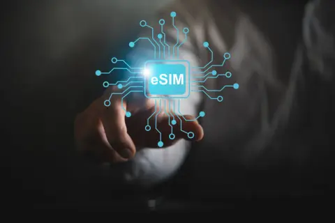 eSIM to nowoczesne rozwiązanie dla kamer monitoringu. Zastanawiasz się, jaka karta SIM do kamery monitoringu będzie najlepsza? eSIM to przyszłość!