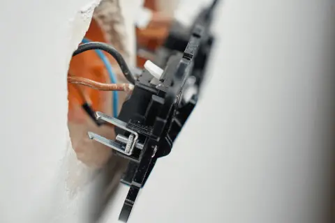 Instalacja elektryczna z widocznymi przewodami. Ważna jest obciążalność przewodów 1mm2 dla bezpieczeństwa.