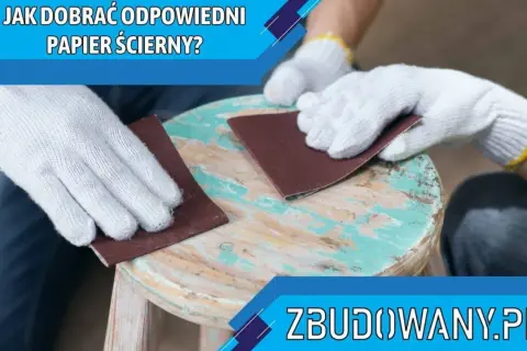 Ręce w białych rękawiczkach szlifują drewniany stołek papierem ściernym. Dobór odpowiedniej gramatury papieru ściernego jest kluczowy.
