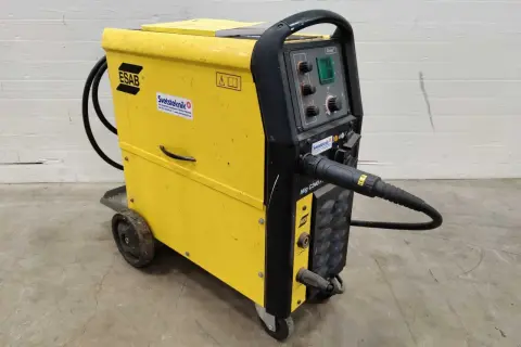 Żółta spawarka **ESAB C340 Pro** na kółkach, z panelem sterowania i uchwytem spawalniczym.