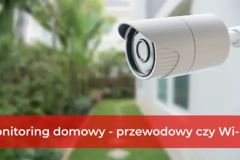 Kamera monitoringu domowego na tle zielonego ogrodu. Sprawdź podgląd domu przez internet.