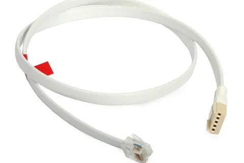 Biały kabel do programowania z wtyczkami RJ11 i 4-pinową złączką. Idealny do konfiguracji urządzeń.