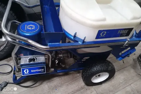 Profesjonalny agregat tynkarski Graco T-Max 506 z systemem SmartControl, gotowy do pracy.