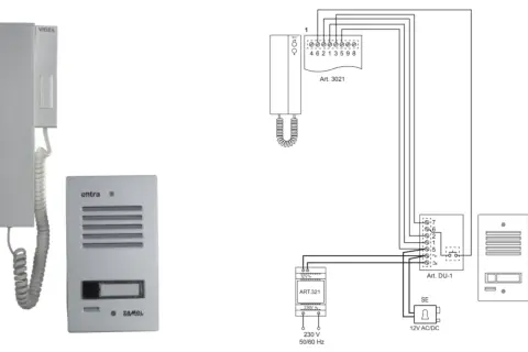 Schemat instalacji domofonowej z unifonem, panelem zewnętrznym i zasilaczem. Widoczny kabel do domofonu łączący elementy systemu.