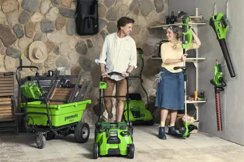 Para, która planuje prace w ogrodzie, prezentuje sprzęt Greenworks. To firma oferująca narzędzia akumulatorowe.