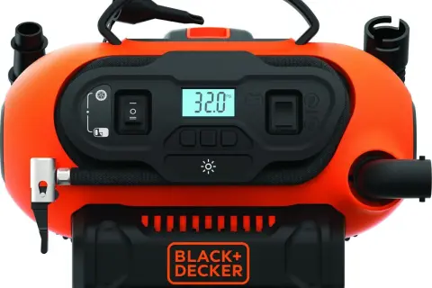 Pomarańczowy kompresor Black+Decker z cyfrowym wyświetlaczem pokazującym 32.0 PSI, gotowy do pompowania opon.