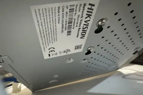 Naklejka z danymi rejestratora Hikvision, model ERI-K108-P8. Przydatne przy próbie hikvision reset kamery.