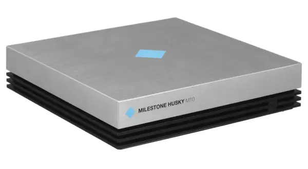 Srebrny rejestrator monitoringowy Milestone Husky M10 z niebieskim logo.