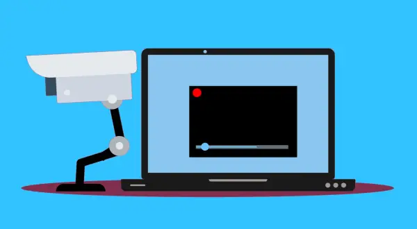 Kamera monitoringu obok laptopa z odtwarzaczem wideo. Dowiedz się, jak wyciągnąć strumień RTSP z kamery.