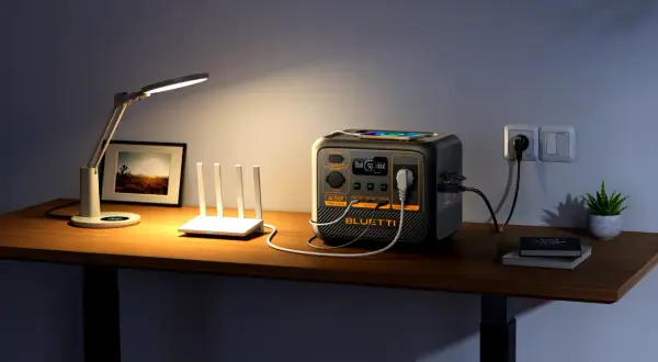 Stacja zasilania BLUETTI AC50P jako ups z długim czasem podtrzymania, zasila router i lampkę na biurku.