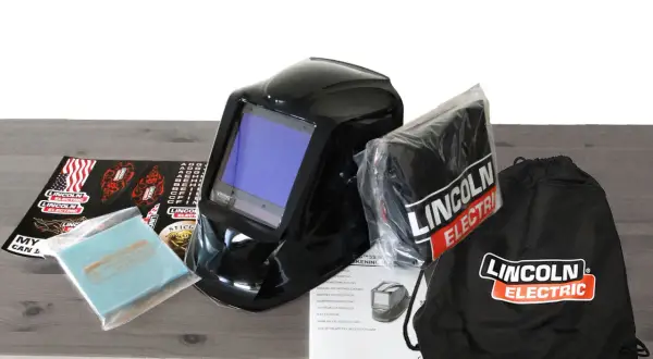 Zestaw zawiera czarną maskę spawalniczą Lincoln Electric, worek, instrukcję i naklejki.