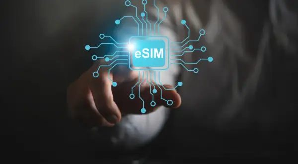 eSIM to nowoczesne rozwiązanie dla kamer monitoringu. Zastanawiasz się, jaka karta SIM do kamery monitoringu będzie najlepsza? eSIM to przyszłość!