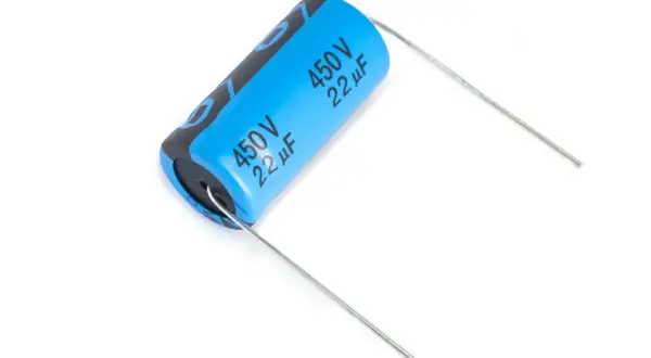 Niebieski kondensator elektrolityczny 450V 22µF, gotowy do magazynowania energii.