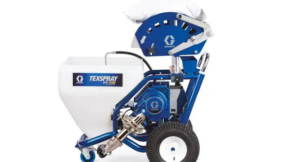 Agregat szpachlarski Graco Texspray APX 6200, gotowy do pracy z materiałem w zasobniku i workiem na górze.