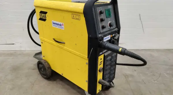 Żółta spawarka **ESAB C340 Pro** na kółkach, z panelem sterowania i uchwytem spawalniczym.