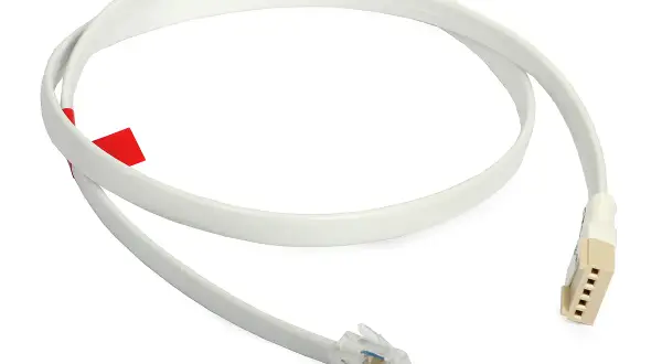 Biały kabel do programowania z wtyczkami RJ11 i 4-pinową złączką. Idealny do konfiguracji urządzeń.