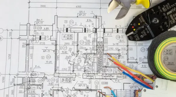 Narzędzia elektryczne i schemat instalacji. Czy czarny to plus czy minus? Zależy od kontekstu, ale na tym schemacie to kolor izolacji kabla.