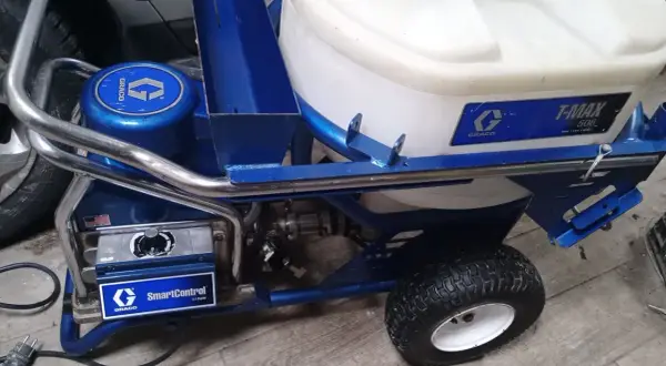 Profesjonalny agregat tynkarski Graco T-Max 506 z systemem SmartControl, gotowy do pracy.