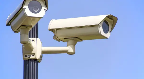 Dwie kamery monitoringu na słupie. Zastanawiasz się, jaki internet do monitoringu będzie najlepszy?