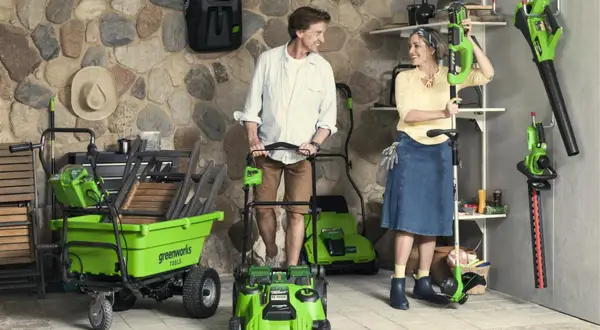 Para, która planuje prace w ogrodzie, prezentuje sprzęt Greenworks. To firma oferująca narzędzia akumulatorowe.
