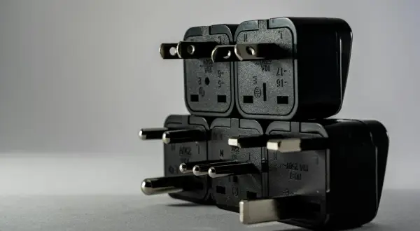Stos wtyczek elektrycznych, symbolizujący problem z brakiem jednej fazy w domu.