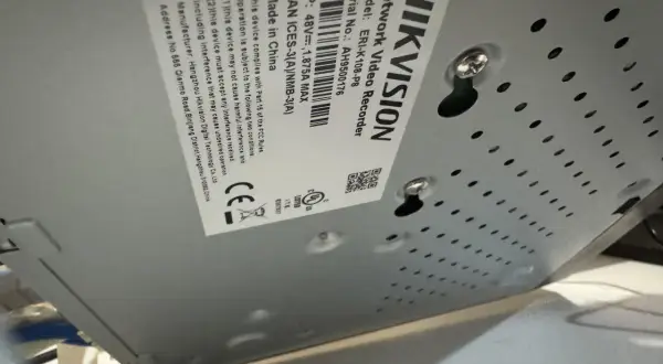 Naklejka z danymi rejestratora Hikvision, model ERI-K108-P8. Przydatne przy próbie hikvision reset kamery.