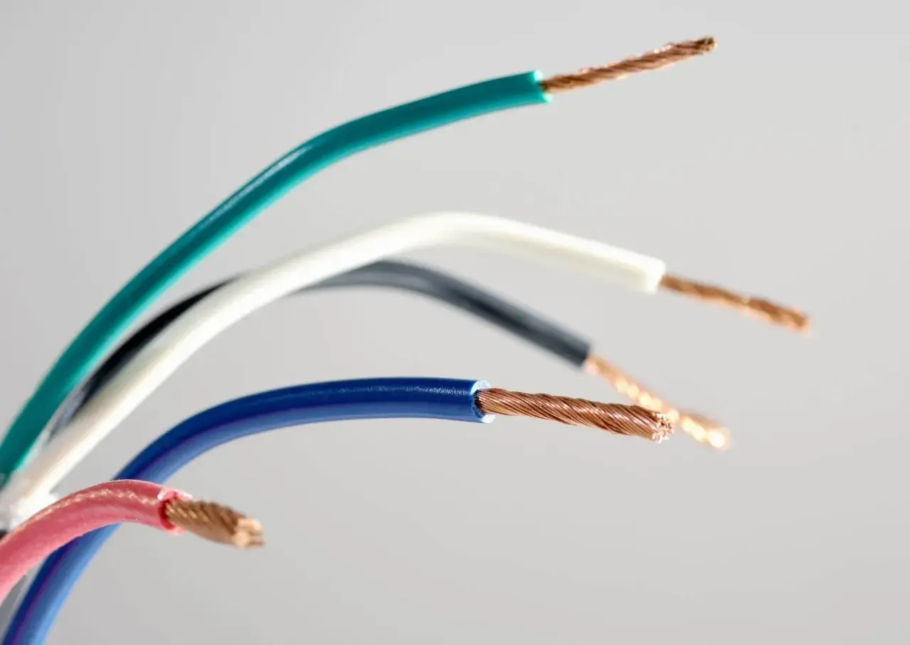 Pięć przewodów elektrycznych: zielony, biały, czarny, niebieski i różowy, z odsłoniętymi miedzianymi końcówkami. Wtyczka kolory kabli.