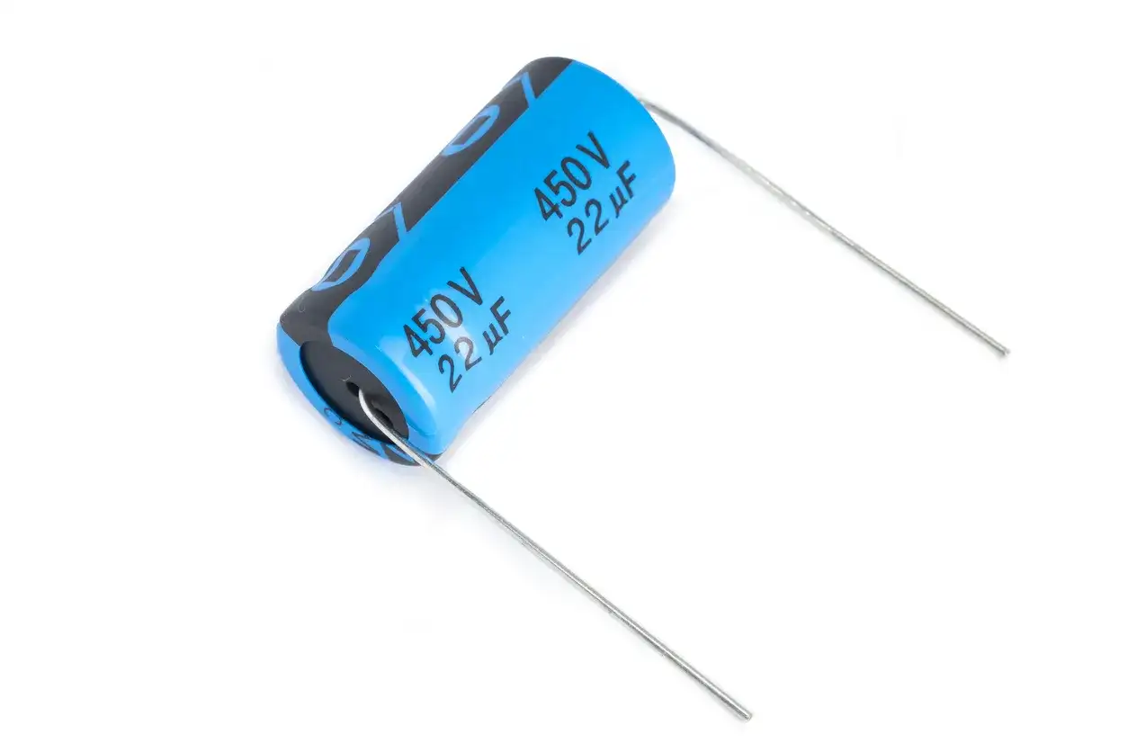 Niebieski kondensator elektrolityczny 450V 22µF, gotowy do magazynowania energii.